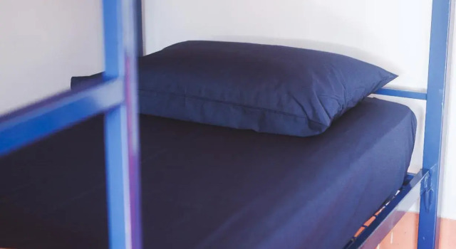 Кровать в общем номере Budds in Surfers Backpackers