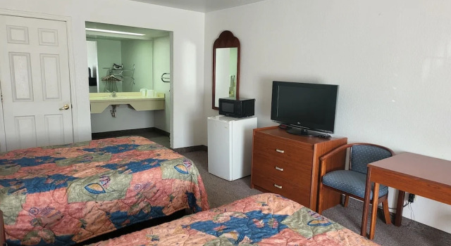 Четырёхместный номер Standard Blue Ribbon Inn and Suites