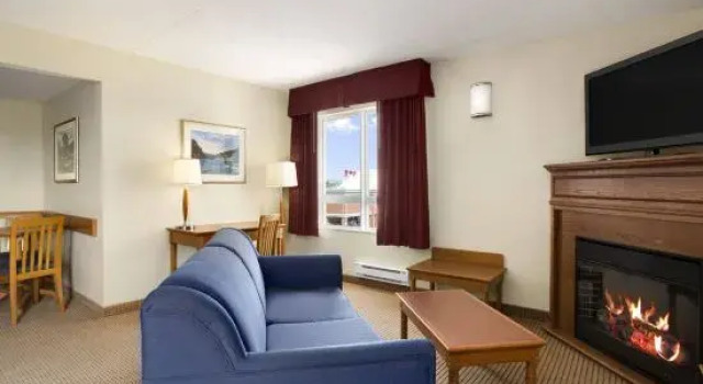 Люкс Days Inn & Suites by Wyndham Collingwood
