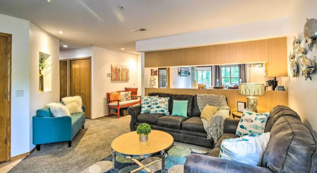 All-season Sunroom! Lakefront Gem 5 Mi to 76 Strip, Забронировать Апартаменты/квартира Отели Table Rock Lake с парковкой, Парковка