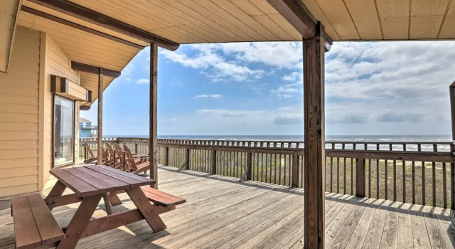 Beachfront Serenity in Galveston! Group-ready Home