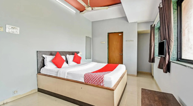 Люкс Standard OYO 45014 Hotel Samarth Lodge