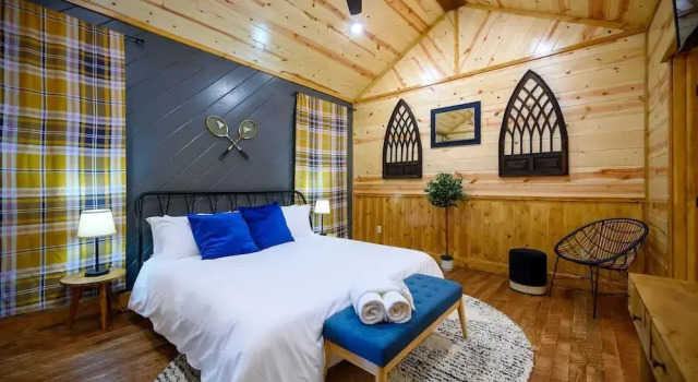 Massive Hochatown Lodge w spa Basketball More, Boek Resort Hochatown Oklahoma