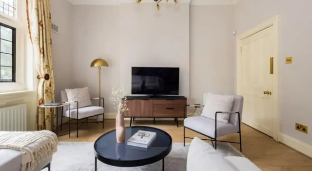 The Woking Wonder - Captivating 3BDR Flat with Parking, 预订 酒店 沃金 萨里