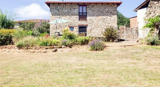 Farmhouse in Castrotañe with Terrace, Book Hotel  