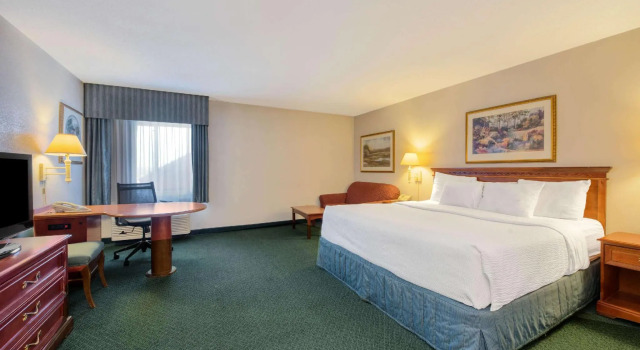 Двухместный люкс La Quinta Inn by Wyndham Cleveland Independence