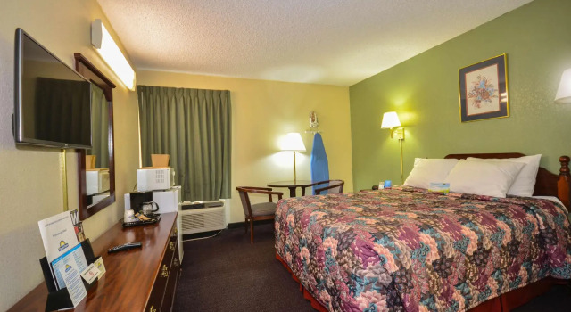 Двухместный номер Standard Days Inn by Wyndham Southern Hills/ORU