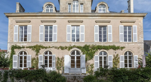 La Maison de Maître, Забронировать Отель Фонтене-ле-Конт Маре-Пуатвен, рядом с Arts Fusions Fonderie