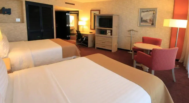 Четырёхместный номер Standard с балконом Holiday Inn Monterrey-Parque Fundidora by IHG
