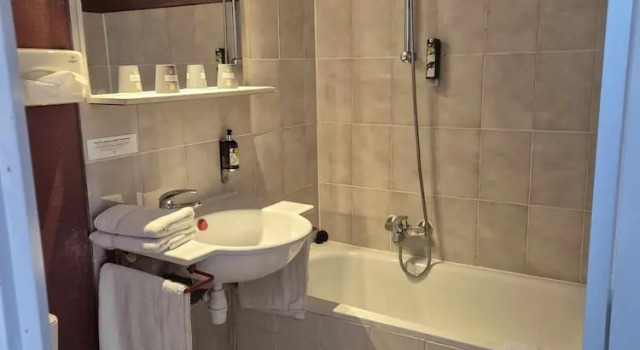 Двухместный номер Comfort с видом на парк Logis Hôtel Le Mistral - Restaurant - Montélimar Sud