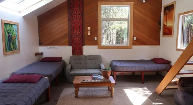 Кровать в общем номере с красивым видом из окна Te Nikau Retreat