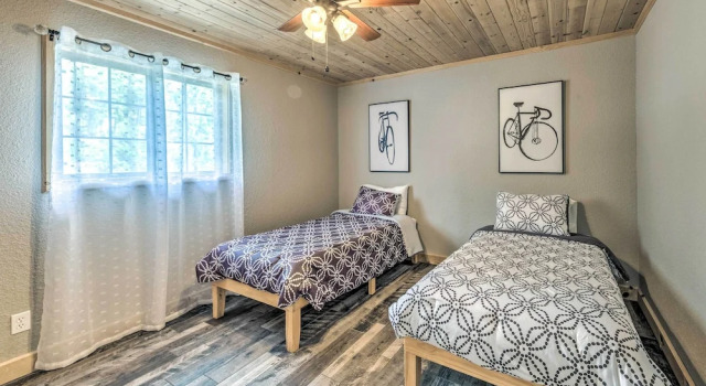 Коттедж Sleepy Bear Cabin in Ruidoso: Deck & Yard Games!