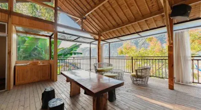 Yuejiang Cliff Hotel, Varaa Hotelli Yichang Hubei