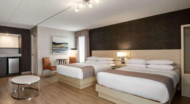 Четырёхместный номер Standard Days Inn by Wyndham Toronto West Mississauga