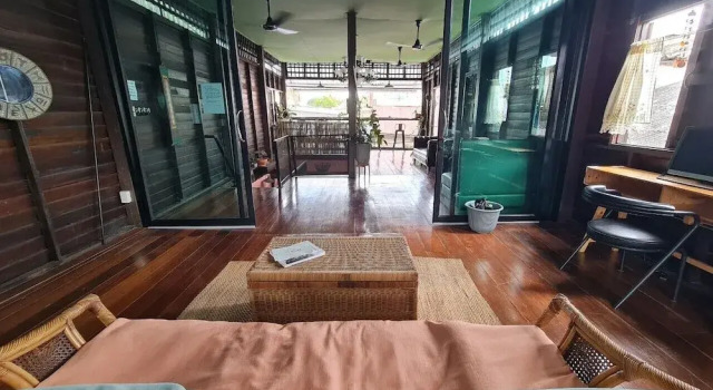 Кровать в общем номере Non House Bangkok บ้านนอนโฮสเทล