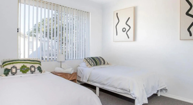 Aquamarine - modern & bright Huskisson townhouse, Забронировать Отель Хаскиссон Джервис-Бэй