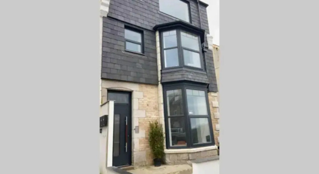 Central, stylish 3 bed apartment with sea views