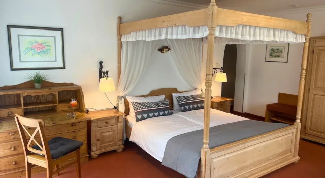 Двухместный номер Deluxe с балконом и с видом на сад Hotel Quellenhof