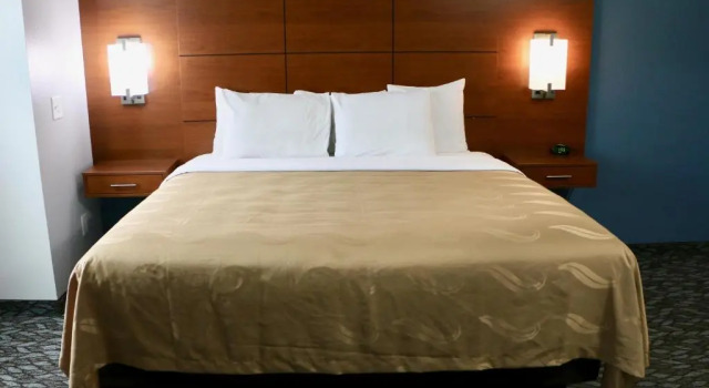 Люкс Quality Inn & Suites Watertown Fort Drum