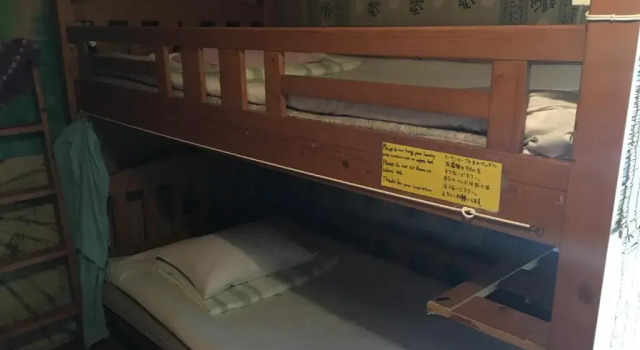 Кровать в общем номере (мужской номер) Okinawa Motobu Guest House