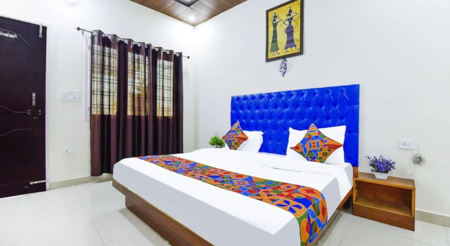 Номер Premium FabHotel Golden Oak Villa