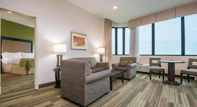 Люкс Holiday Inn New Orleans West Bank Tower by IHG