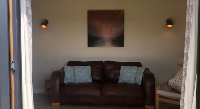 2 Guests - Garden Retreat With Balcony Views, Varaa Lomakoti Mökit kohteessa Merseyside, Mökki