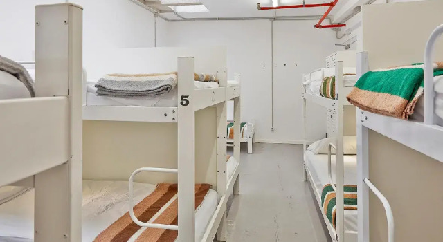 Кровать в общем номере Hola Hostal Collblanc