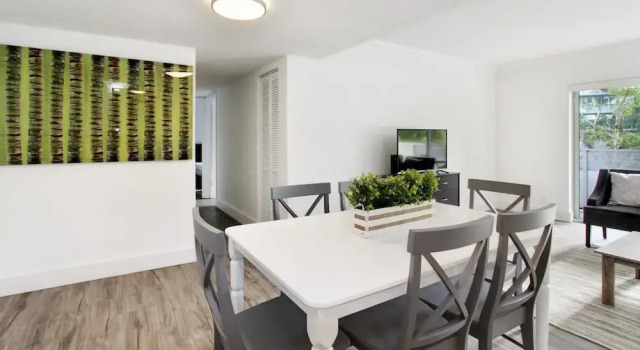 Charming 2BR in Coconut Grove by Sonder, Varaa Hotelli Hotellit Miami Beach uima-altaalla, Uima-allas