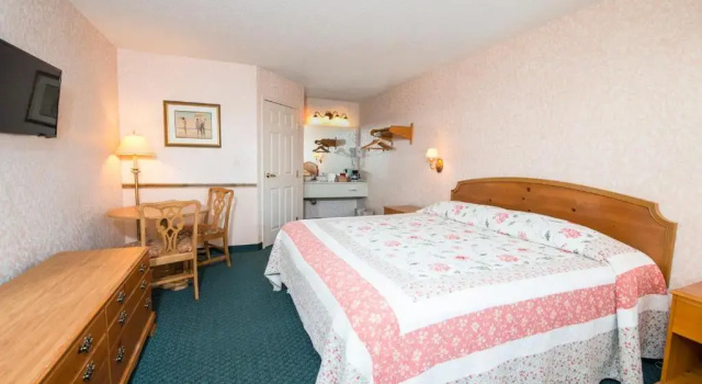 Четырёхместный номер Standard OurGuest Inn & Suites Downtown Port Clinton