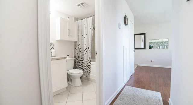 Beautiful 2bdr Suite w Parking Patio Coffee Wifi, Забронировать Отель Калгари Calgary Region