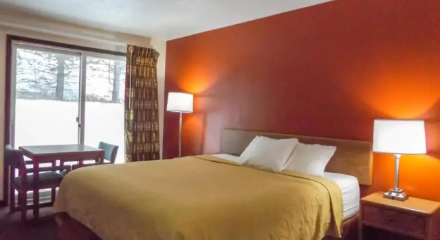 Standard Zimmer Econo Lodge Manistee