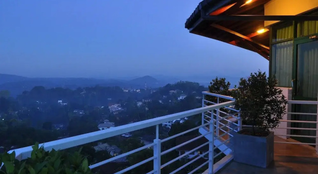 Люкс с балконом Amaara Sky Hotel Kandy