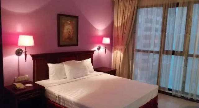 Полулюкс Taj Plaza Hotel