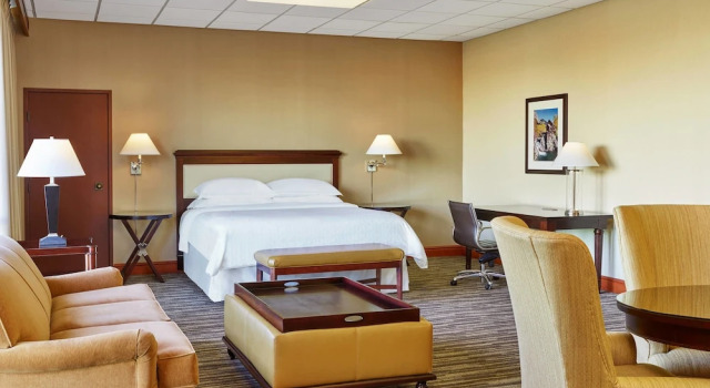 Двухместный клубный номер Standard Sheraton Denver West Hotel