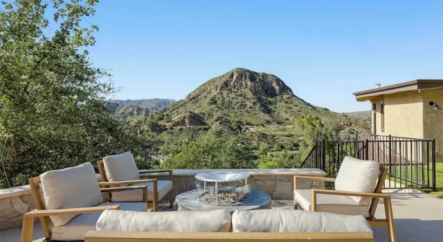 Коттедж Designer Retreat w/ Pool, Firepits, Panoramic Views The Lake House at Malibu