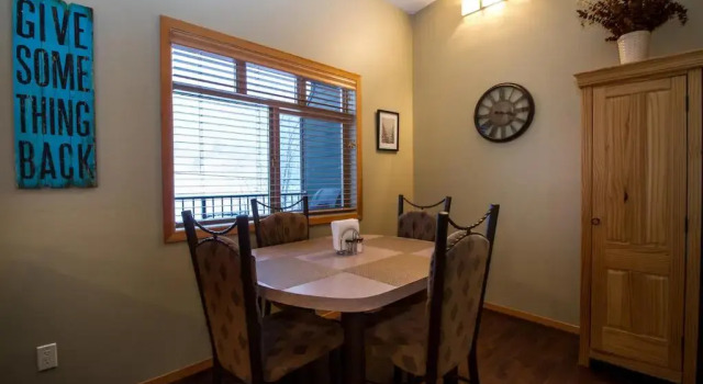 Give Something Back Retreat by Revelstoke Vacations, Book Lejlighed Revelstoke Mountain Revelstoke