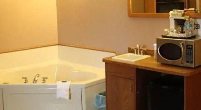 Четырёхместный номер Standard Canway Inn & Suites