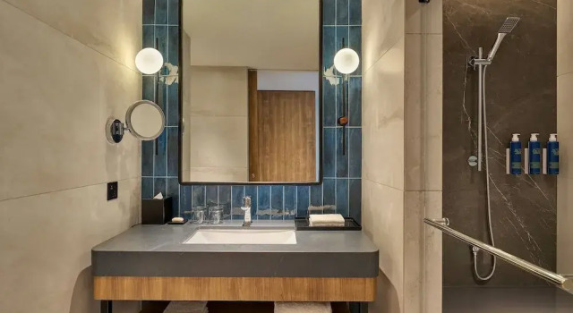 Четырёхместный номер Standard с видом на бассейн Four Points by Sheraton Kuala Lumpur, City Centre