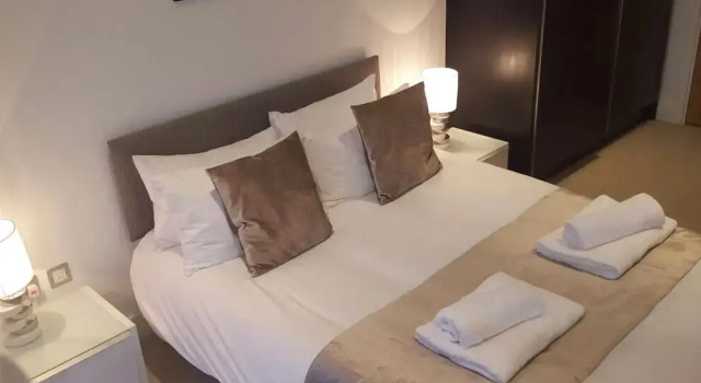 2 Bedroom Apartment on the River Thames