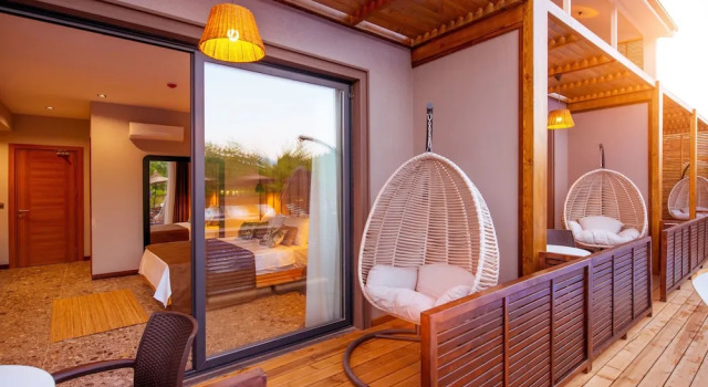 Номер Superior с балконом и с видом на бассейн Arwen Hotel