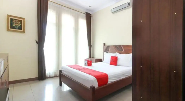 RedDoorz Plus near STIE YKPN