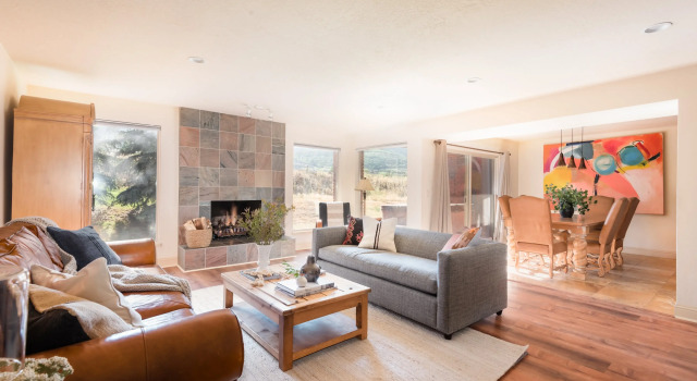 Charming Rustic Mountain Escape w/ Hot Tub & Table Tennis! ❤ by AvantStay, Забронировать Отель Парк-Сити Deer Valley - The Canyons, рядом с Фроствуд-Гондола
