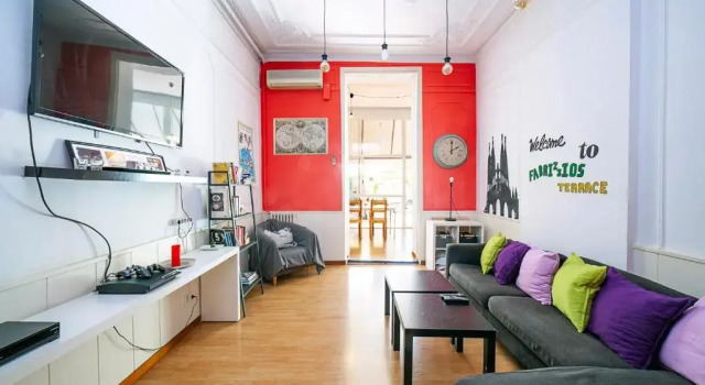 Fabrizzios Terrace Hostel, Забронировать Хостел Недорогие отели Барселоны, рядом с Станция метро La Sagrada Família, недорого