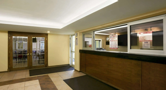 Travelodge by Wyndham Lansing IL, Rezerwuj Hotel Hotele w Illinois z basenem, Basen