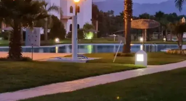 Superbe Appt. Neuf au complx.MANGLE avec piscine, Rezerwuj Hotel Hotele w Tanger-Tetouan z parkingiem, Parking