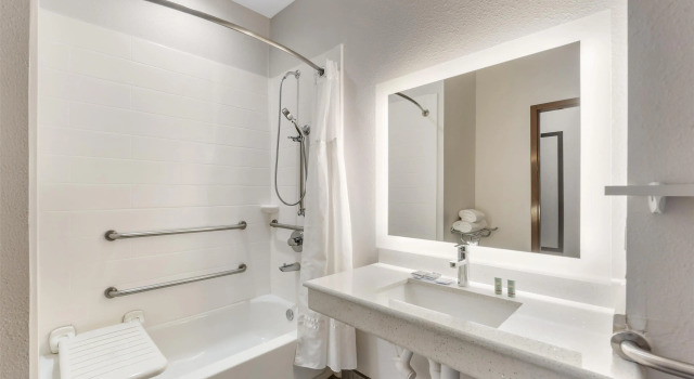 Четырёхместный номер Standard Best Western Green Oak Inn & Suites