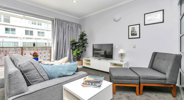 Deluxe Waterfront & City Apartment