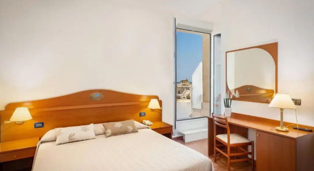 Трёхместный номер Standard с балконом и с видом на море Hotel Delfino