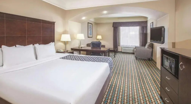 Номер Executive La Quinta Inn & Suites by Wyndham Bay City